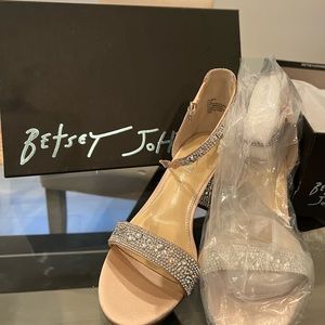 NEW Betsy Johnson SB Mari Champagne low heel